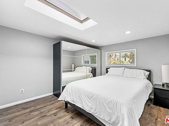 2nd image of 524 N San Vicente Blvd