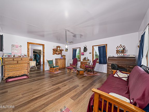 4th image of 107 Cherry St