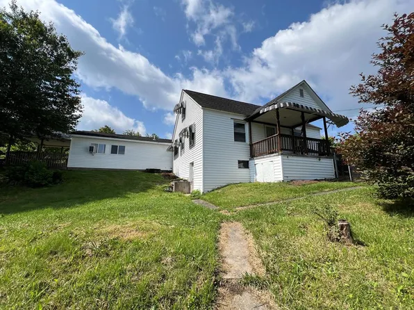 134 6th St, Bradley, WV 25880