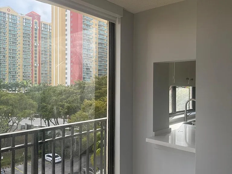 17021 N Bay Rd #616 — Photo 2