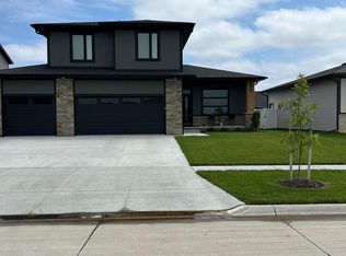 6420 Verano Dr, Lincoln, NE 68516