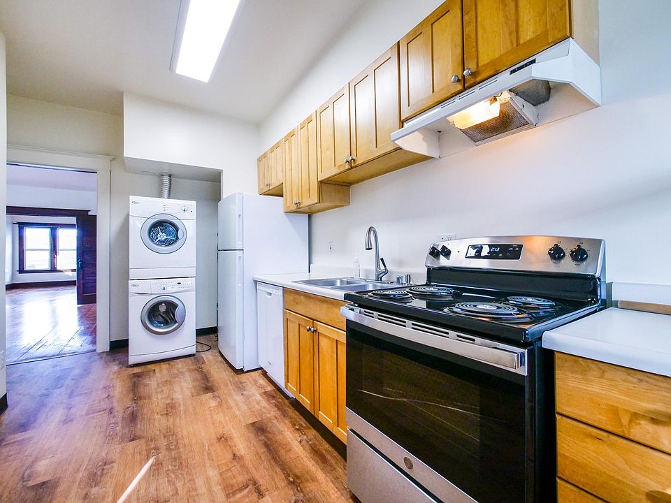 Modern appliances with washer dryer in unit