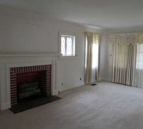2nd image of 711 Jackson Ave S