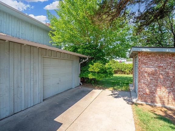 5th image of 101 S Lochinvar Dr