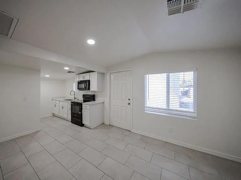 2721 E Willetta St #C — Photo 6