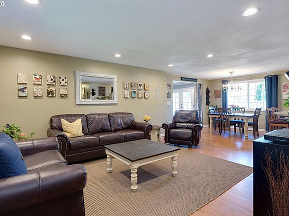 5th image of 320 SE 35th Ct