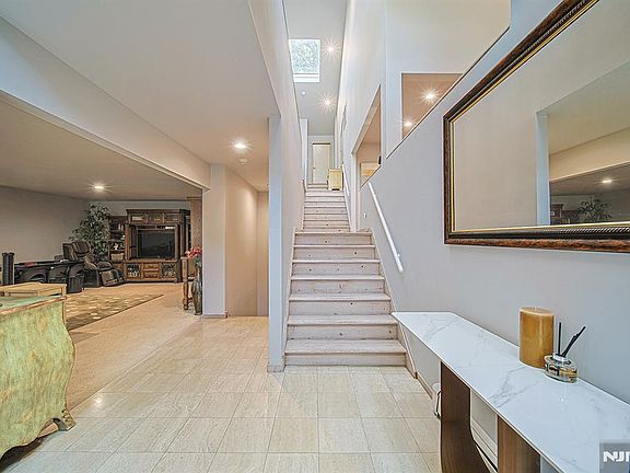 3rd image of 570 Grandview Ter
