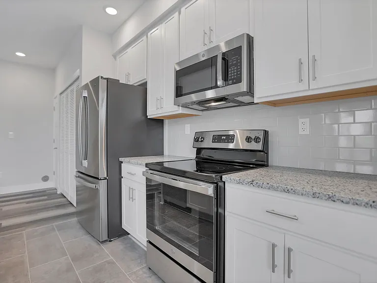 280-290 S State St #1-18 — Photo 7