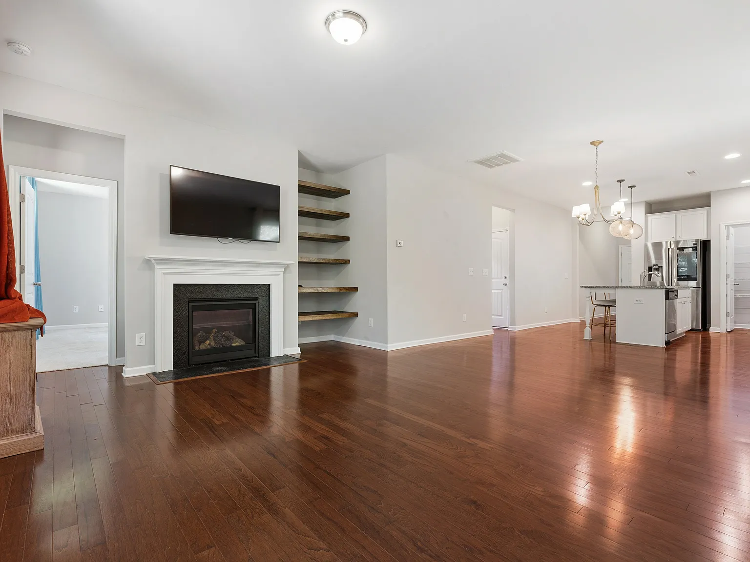 3 bed, 2.5 bath, 1925 sqft, $2,350 — Photo 3