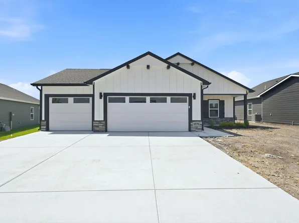 1570 N Emerald Valley Dr, Mulvane, KS 67110