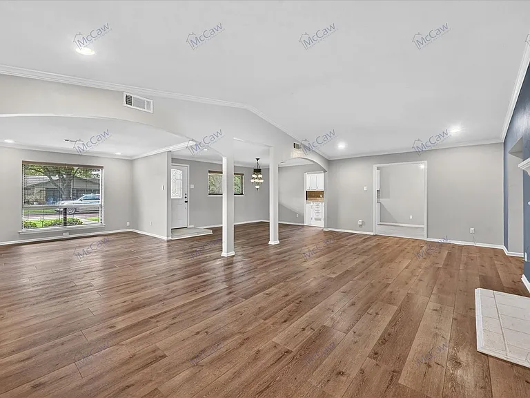 3827 Clubway Ln — Photo 2