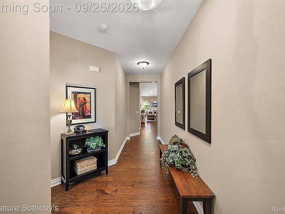 4th image of 1075 Hampshire Ct