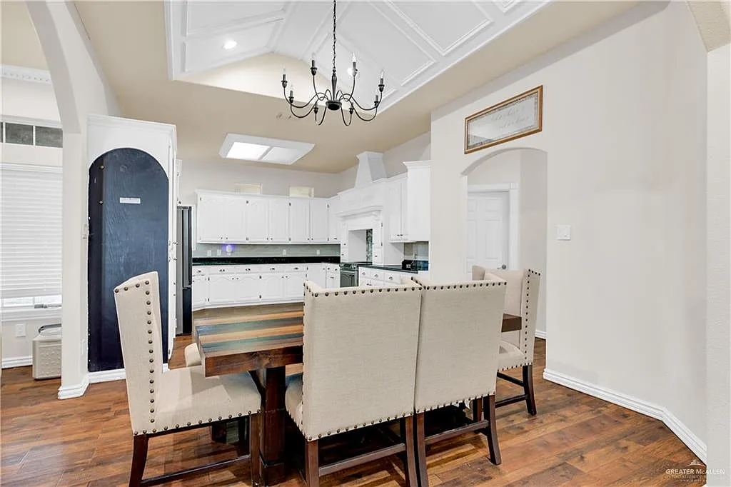 4 bed, 2.5 bath, 2365 sqft, $2,500 — Photo 4