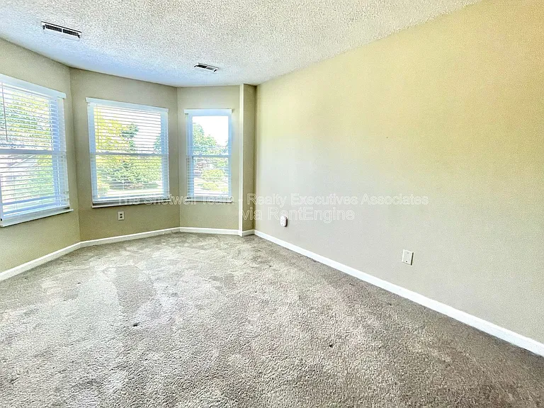 1363 Wenlock Rd — Photo 9