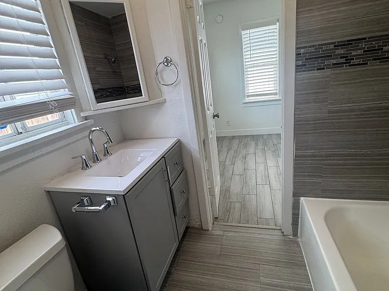 1422 S Casino Center Blvd — Photo 22