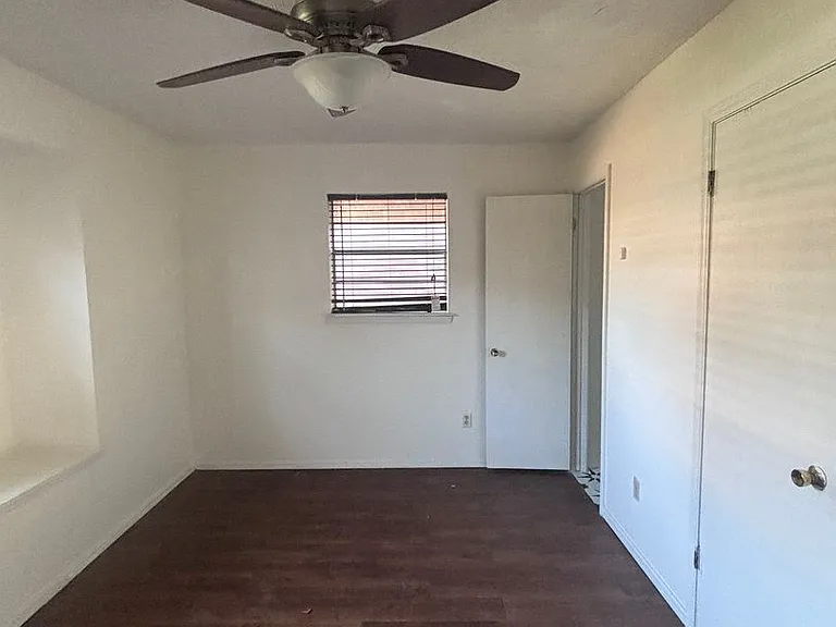 1052 NW 7th Pl — Photo 7