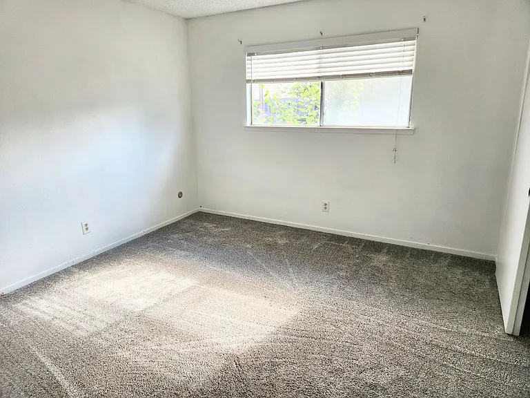 668 Victoria Way — Photo 3