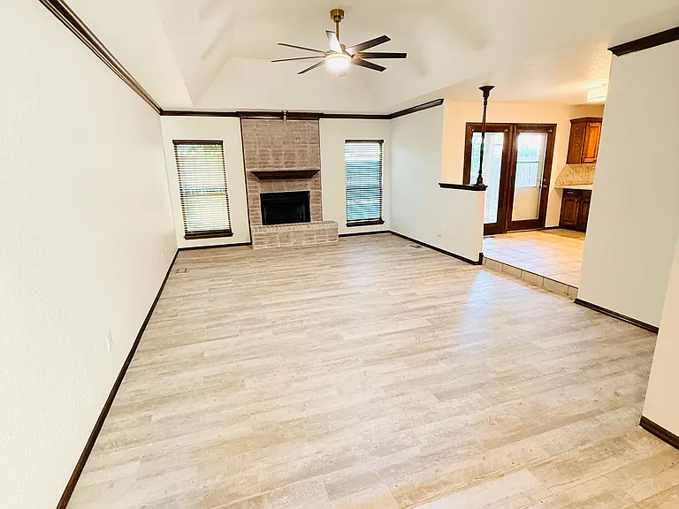 1817 Victoria Dr — Photo 3