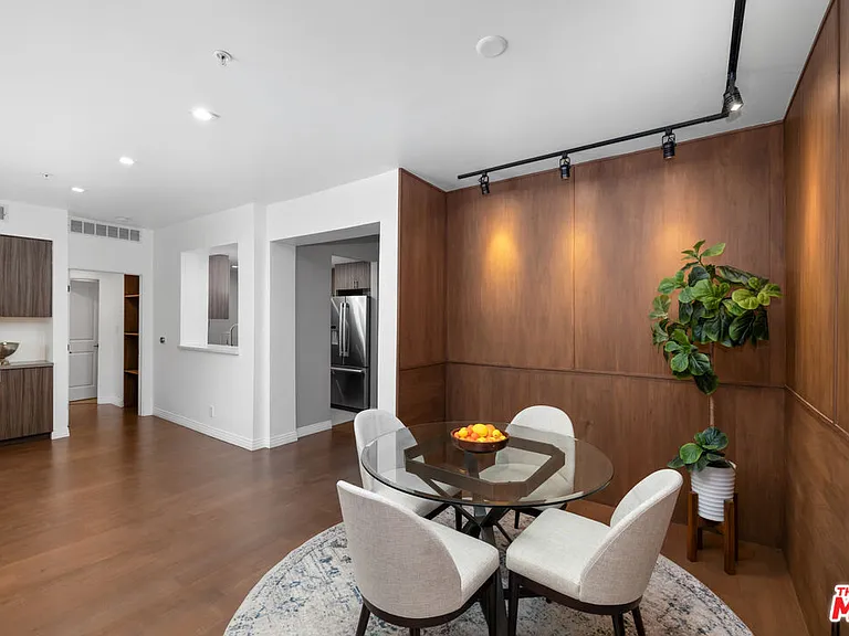 930 N Doheny Dr #317 — Photo 4