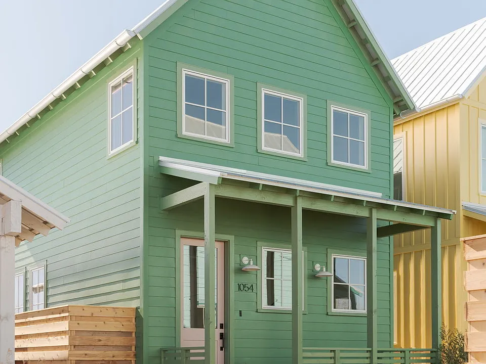 1054 Hangar Dr