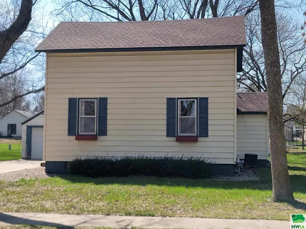 745 1st Ave SE, Sioux Center, IA 51250