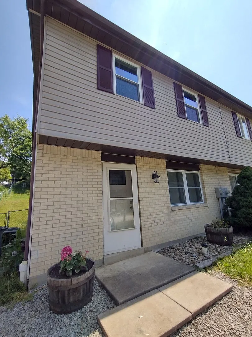 210 Valley Stream Dr photo 1