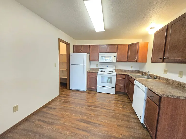 Pebble Creek Apartments — Photo 7