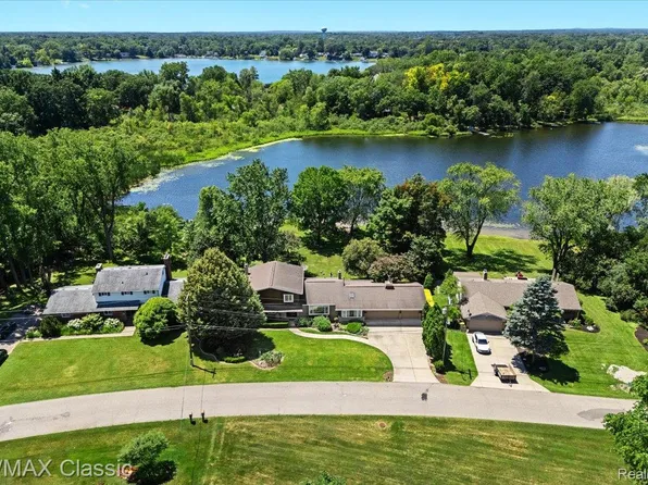 2838 Bay Dr, West Bloomfield, MI 48324