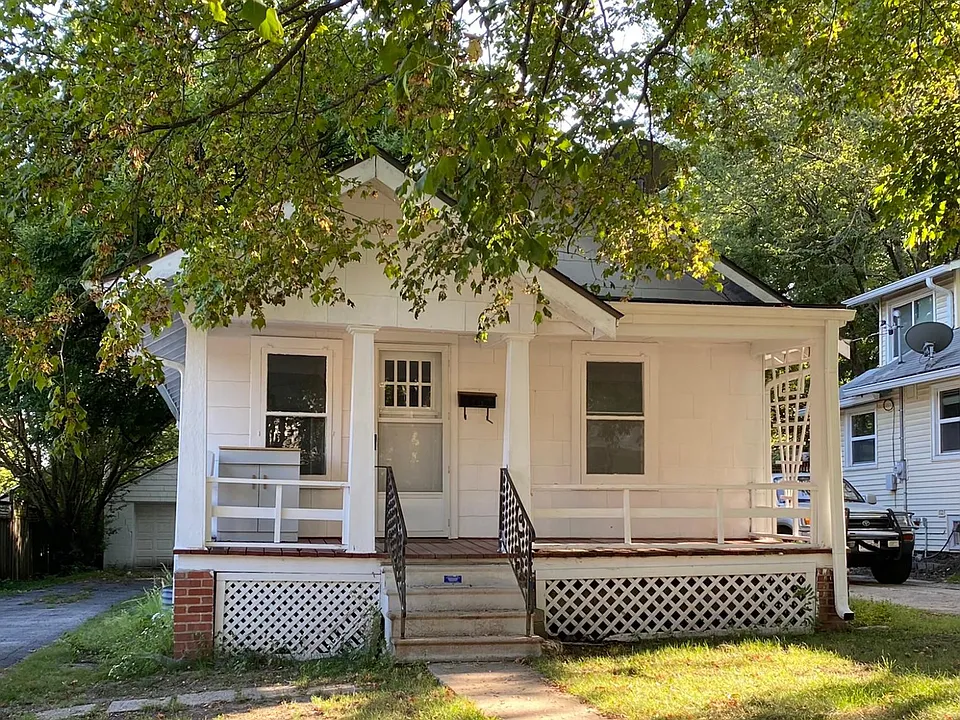 705 W 75th Ter
