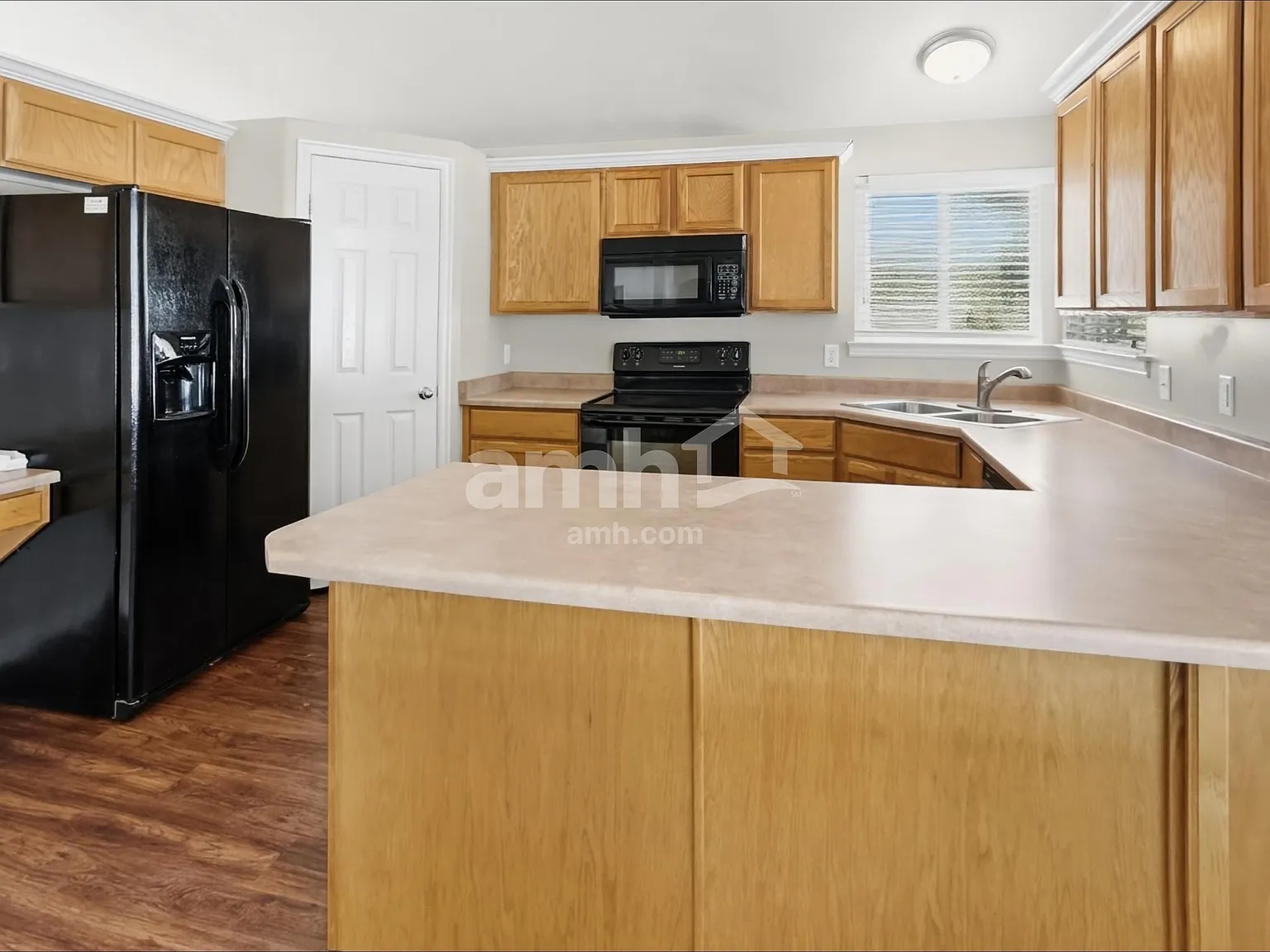 5 bed, 3.5 bath, 1952 sqft, $2,550 — Photo 3