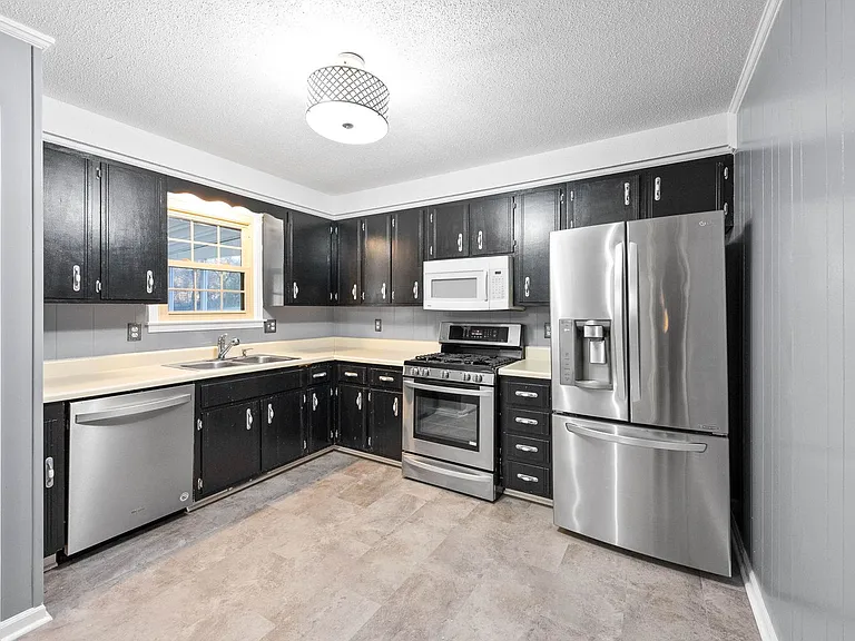 1835 Warren Dr — Photo 10
