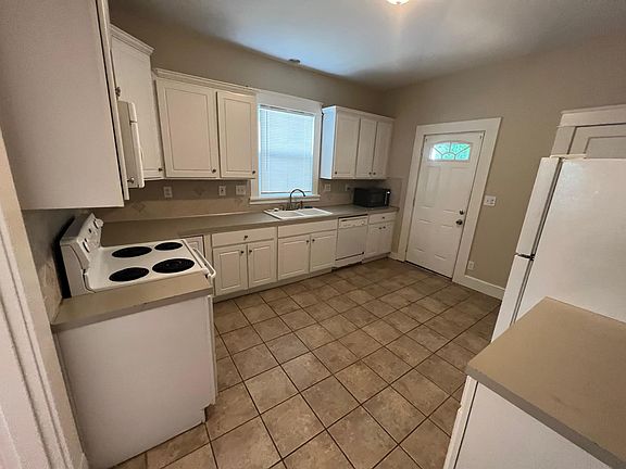 3rd image of 819 Centerdale St