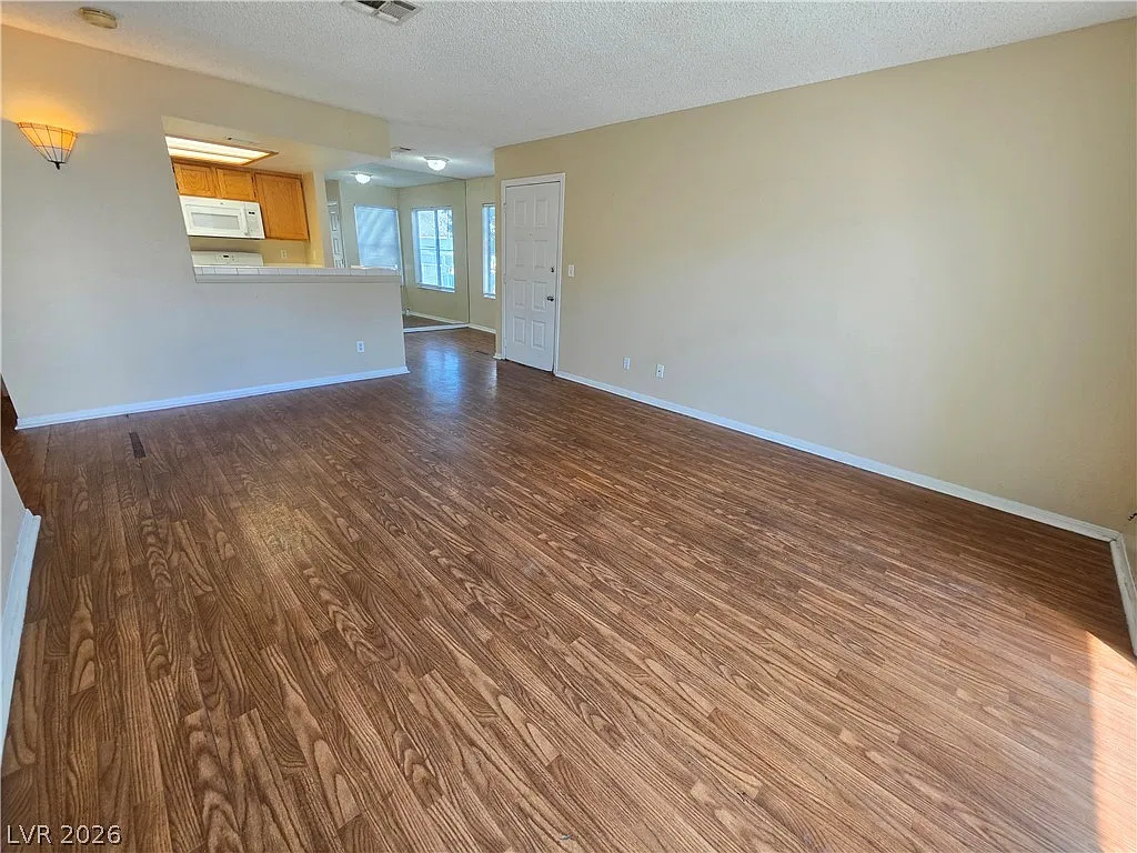 1 bed, 1.0 bath, 711 sqft, $1,195 — Photo 2
