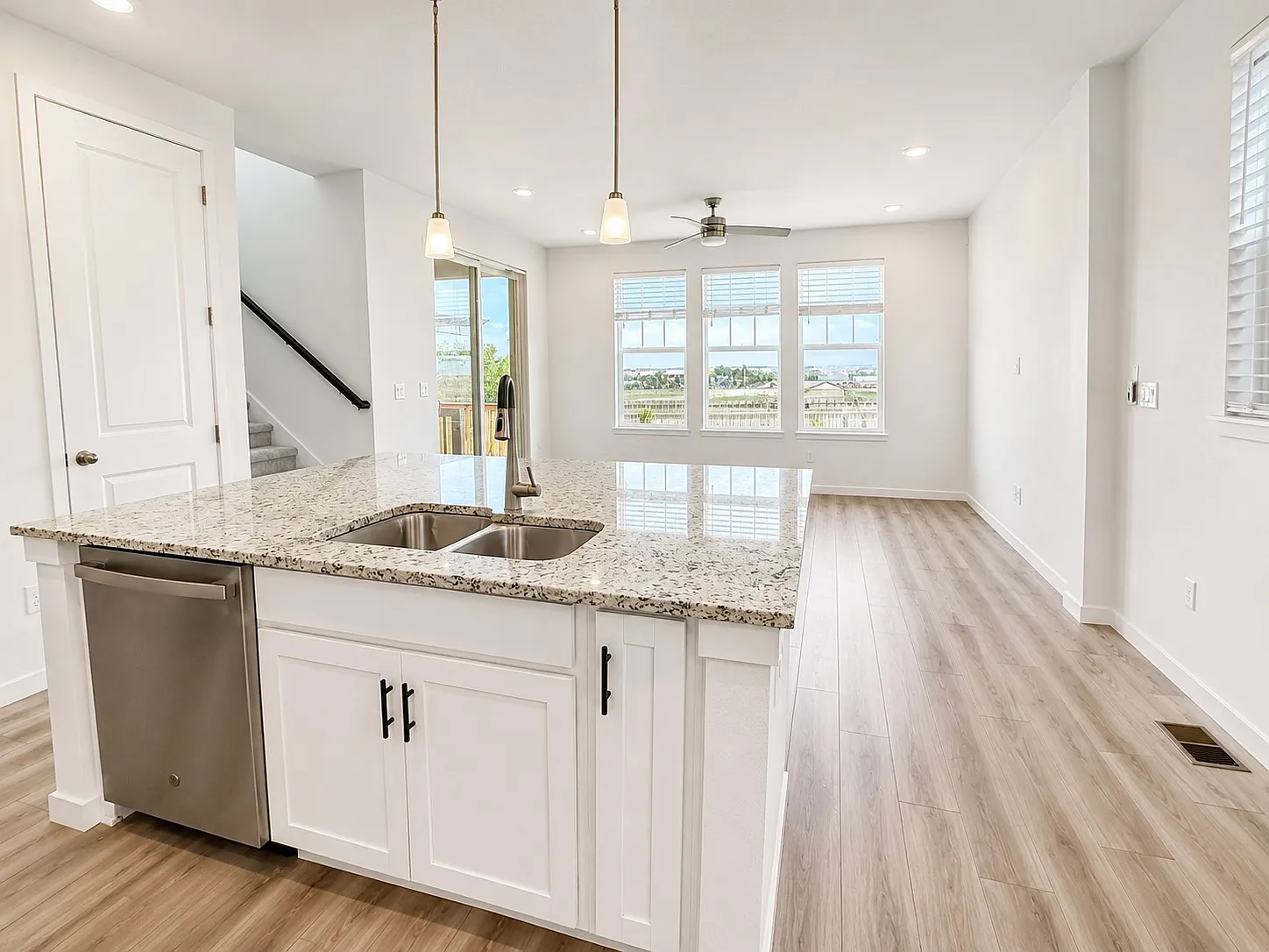 3 bed, 2.5 bath, 2500 sqft, $2,950 — Photo 4