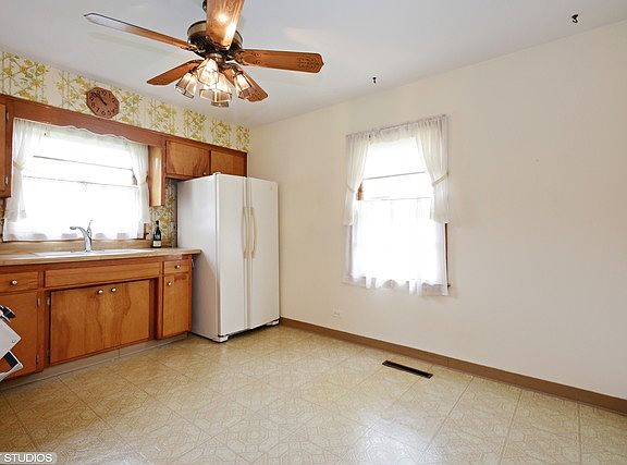 5th image of 9742 Minnick Ave