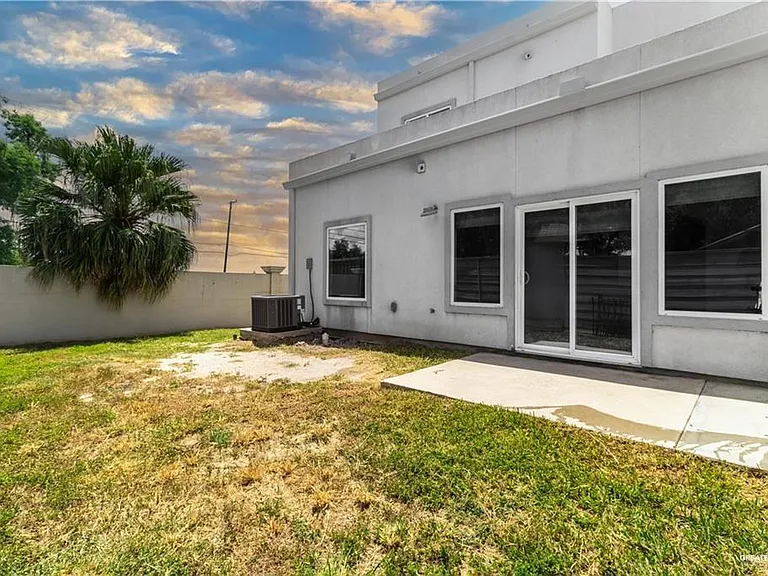 1929 Sunset Dr — Photo 13