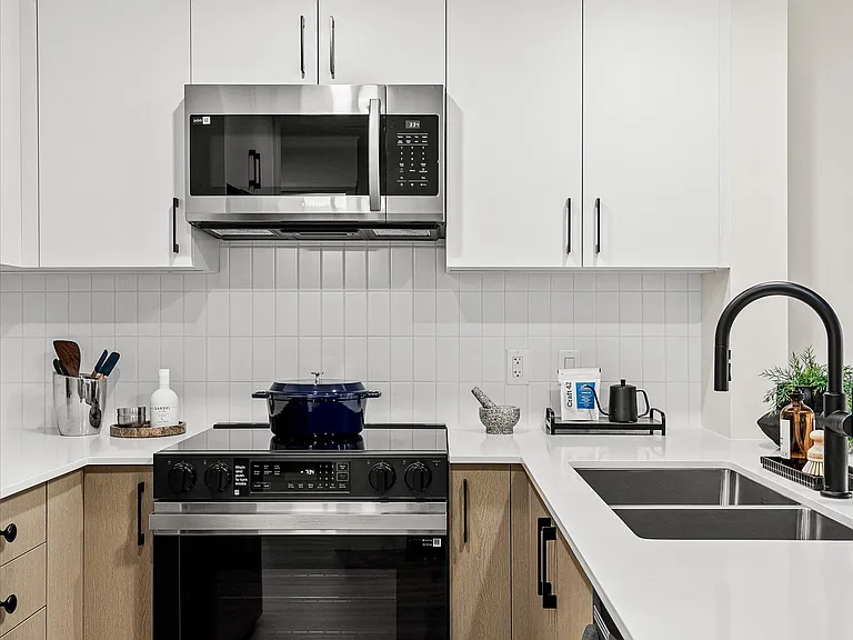 1131 Lawrence Ave — Photo 5