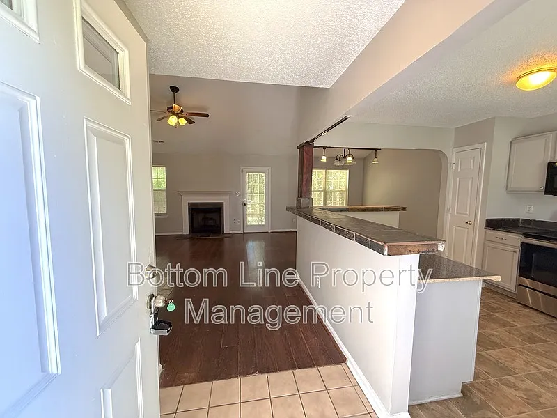 3 bed, 2.0 bath, 1200 sqft, $1,695 — Photo 3