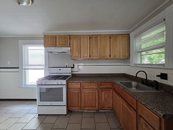 2nd image of 37 Arthur St #1