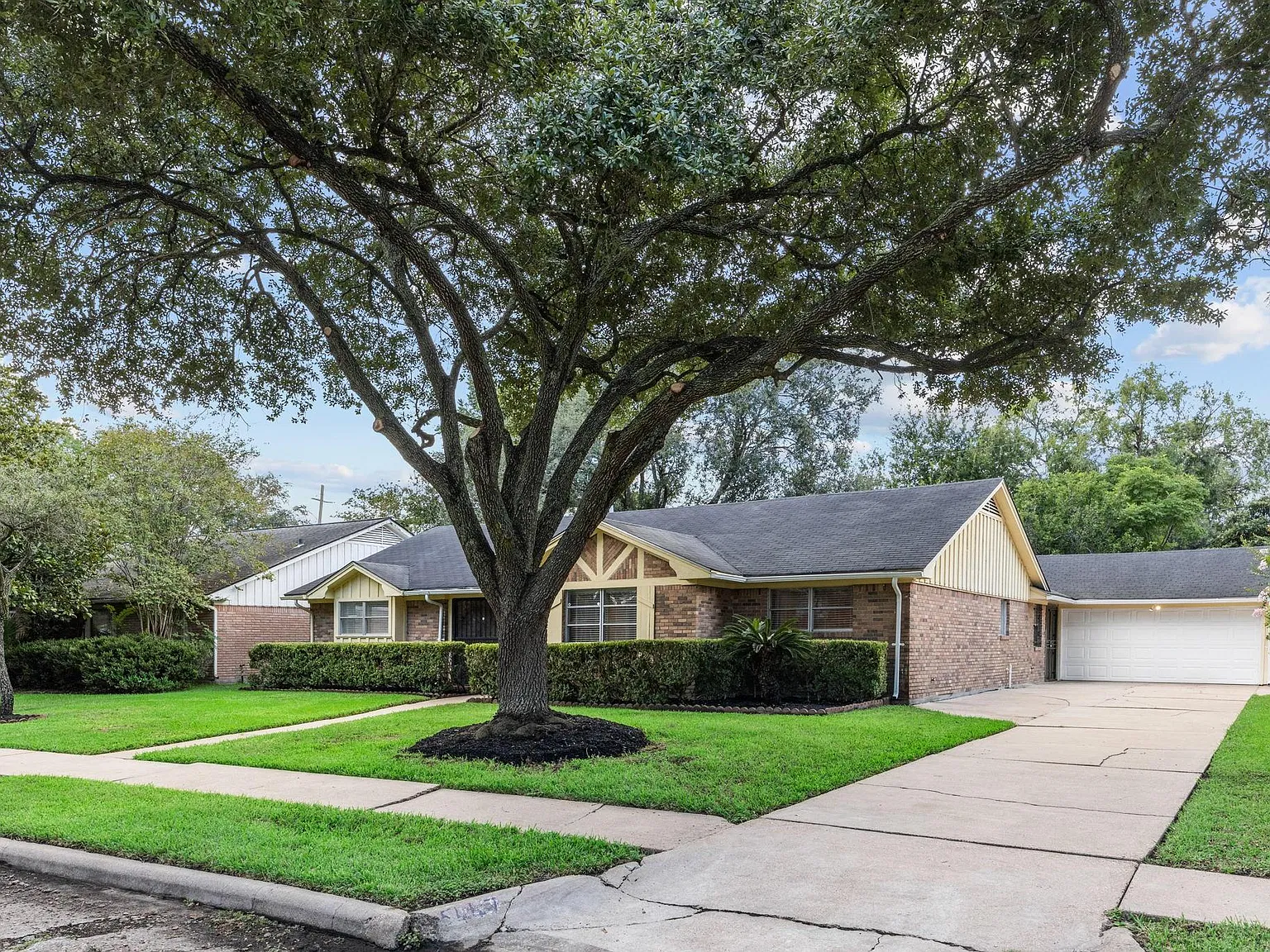 4 bed, 2.0 bath, 2281 sqft, $2,295 — Photo 3