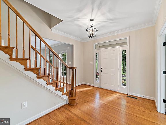 4th image of 5892 Chittenden Dr