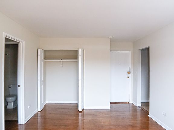 2nd image of 5841 N Winthrop Ave APT 310