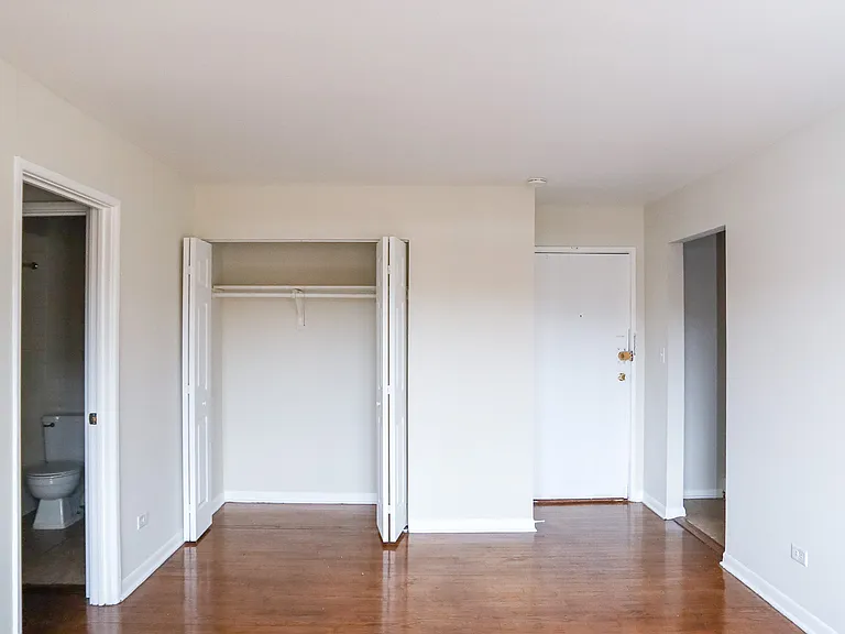 5841 N Winthrop Ave #310 — Photo 2
