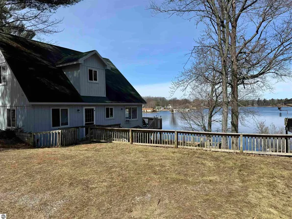 230 Hillcrest Dr, Lake, MI 48632