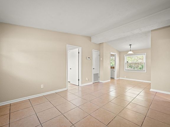 5th image of 909 Westgate Dr