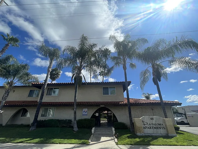 La Paloma Apartments — Photo 1