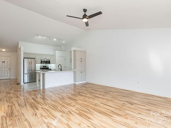 3rd image of 22 Grist Mill Dr
