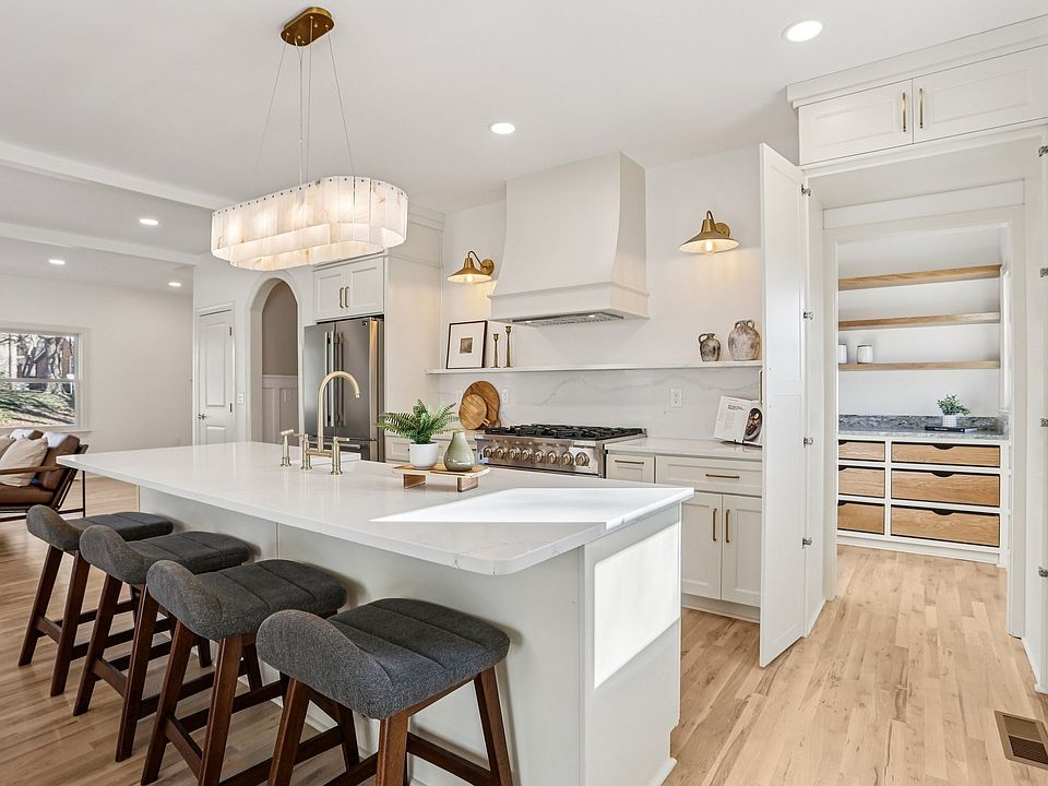 1st image of 215 Cherokee Rd