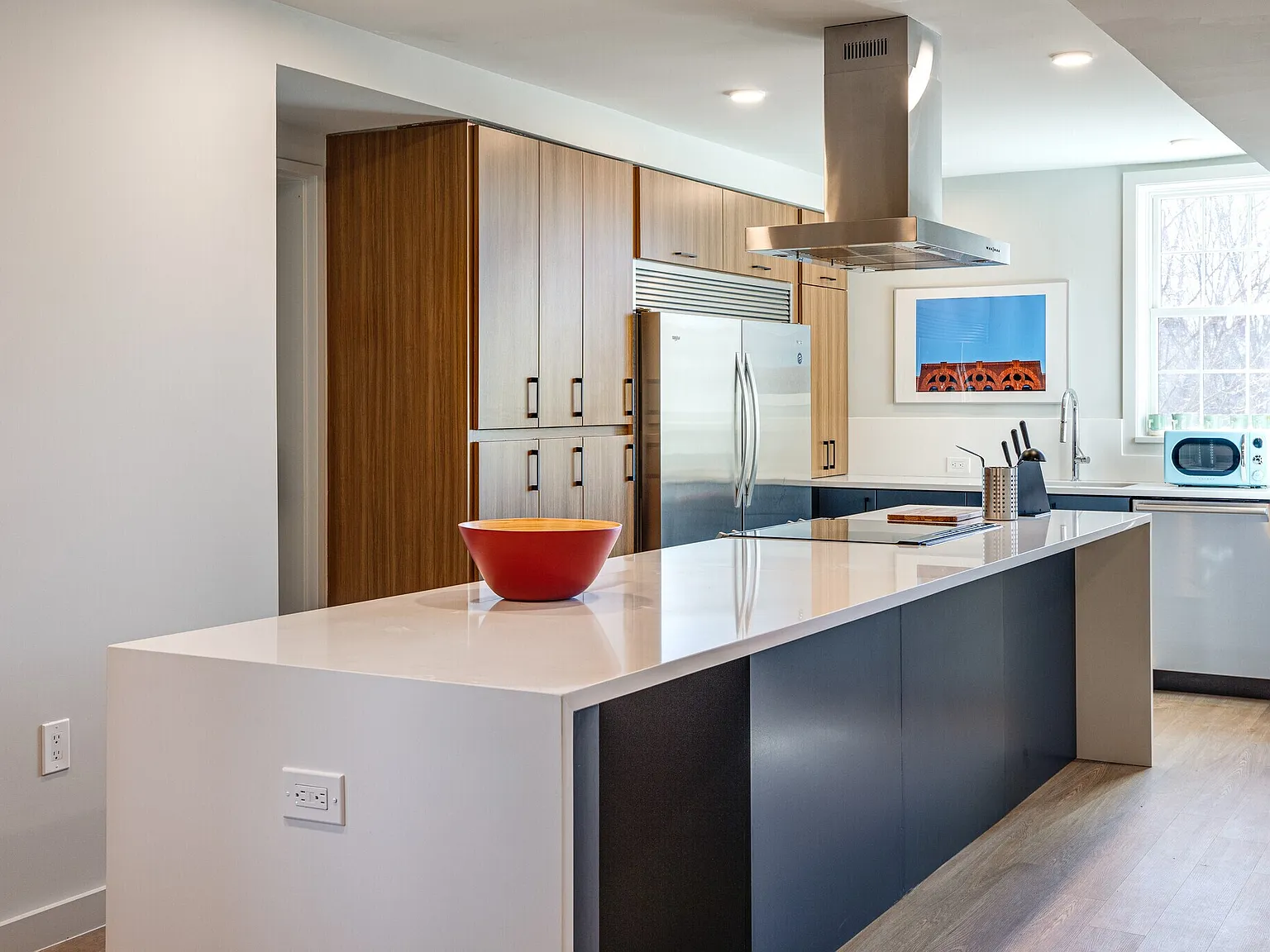 6 bed, 2400 sqft, $1,599 — Photo 2