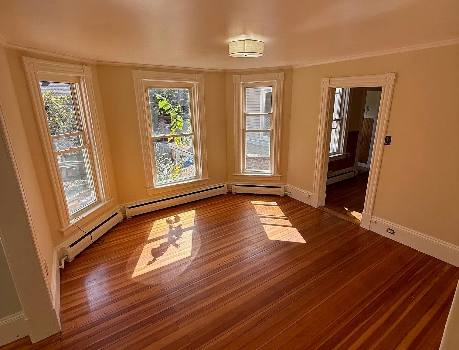 3 bed, 1.0 bath, 900 sqft, $2,000 — Photo 4